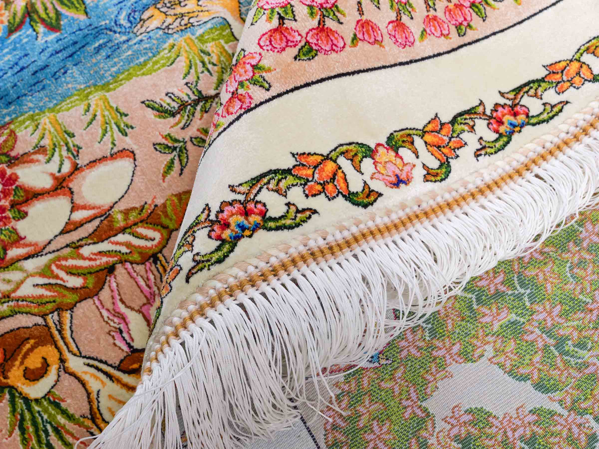 Ghom Maschinenteppich "Pahlevan" 290 x 200 cm, mit Jagdmotiv / Paradies Garten Eden, aus pflanzlicher Seide (Viskose), Cremeweiß/Beige. Teppichnummer: V66CB580H. Persian Luxury Collection by Khademi. Made in Iran / Persia – Seller: JUPITER Intl.