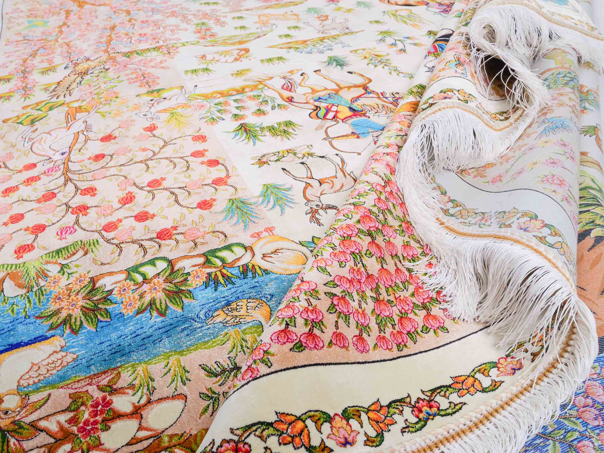Ghom Maschinenteppich "Pahlevan" 290 x 200 cm, mit Jagdmotiv / Paradies Garten Eden, aus pflanzlicher Seide (Viskose), Cremeweiß/Beige. Teppichnummer: V66CB580H. Persian Luxury Collection by Khademi. Made in Iran / Persia – Seller: JUPITER Intl.
