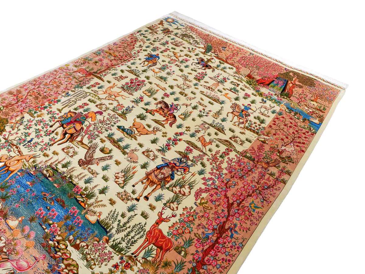 Ghom Maschinenteppich "Pahlevan" 290 x 200 cm, mit Jagdmotiv / Paradies Garten Eden, aus pflanzlicher Seide (Viskose), Cremeweiß/Beige. Teppichnummer: V66CB580H. Persian Luxury Collection by Khademi. Made in Iran / Persia – Seller: JUPITER Intl.