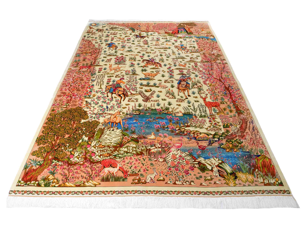 Ghom Maschinenteppich "Pahlevan" 290 x 200 cm, mit Jagdmotiv / Paradies Garten Eden, aus pflanzlicher Seide (Viskose), Cremeweiß/Beige. Teppichnummer: V66CB580H. Persian Luxury Collection by Khademi. Made in Iran / Persia – Seller: JUPITER Intl.