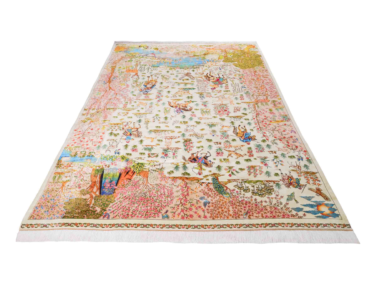 Ghom Maschinenteppich "Pahlevan" 290 x 200 cm, mit Jagdmotiv / Paradies Garten Eden, aus pflanzlicher Seide (Viskose), Cremeweiß/Beige. Teppichnummer: V66CB580H. Persian Luxury Collection by Khademi. Made in Iran / Persia – Seller: JUPITER Intl.