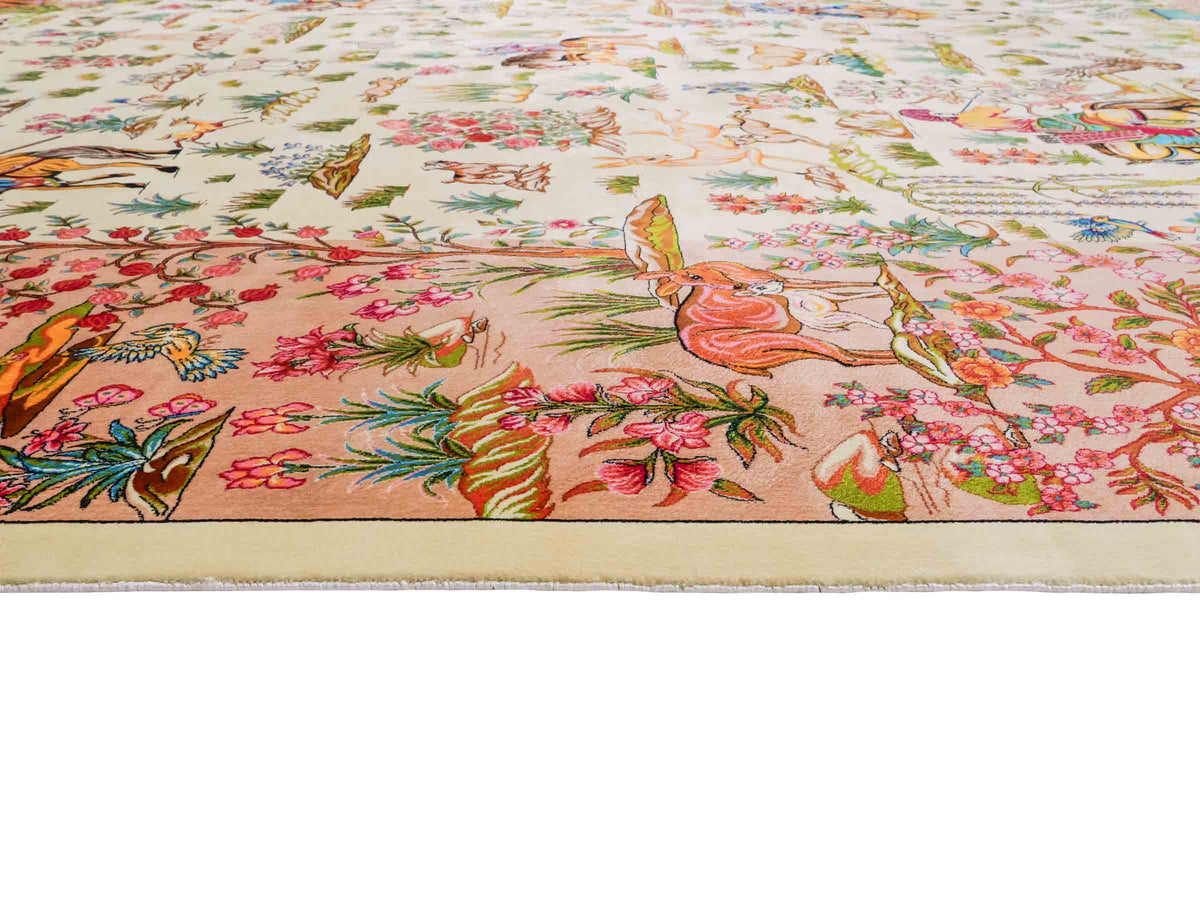 Ghom Maschinenteppich "Pahlevan" 290 x 200 cm, mit Jagdmotiv / Paradies Garten Eden, aus pflanzlicher Seide (Viskose), Cremeweiß/Beige. Teppichnummer: V66CB580H. Persian Luxury Collection by Khademi. Made in Iran / Persia – Seller: JUPITER Intl.