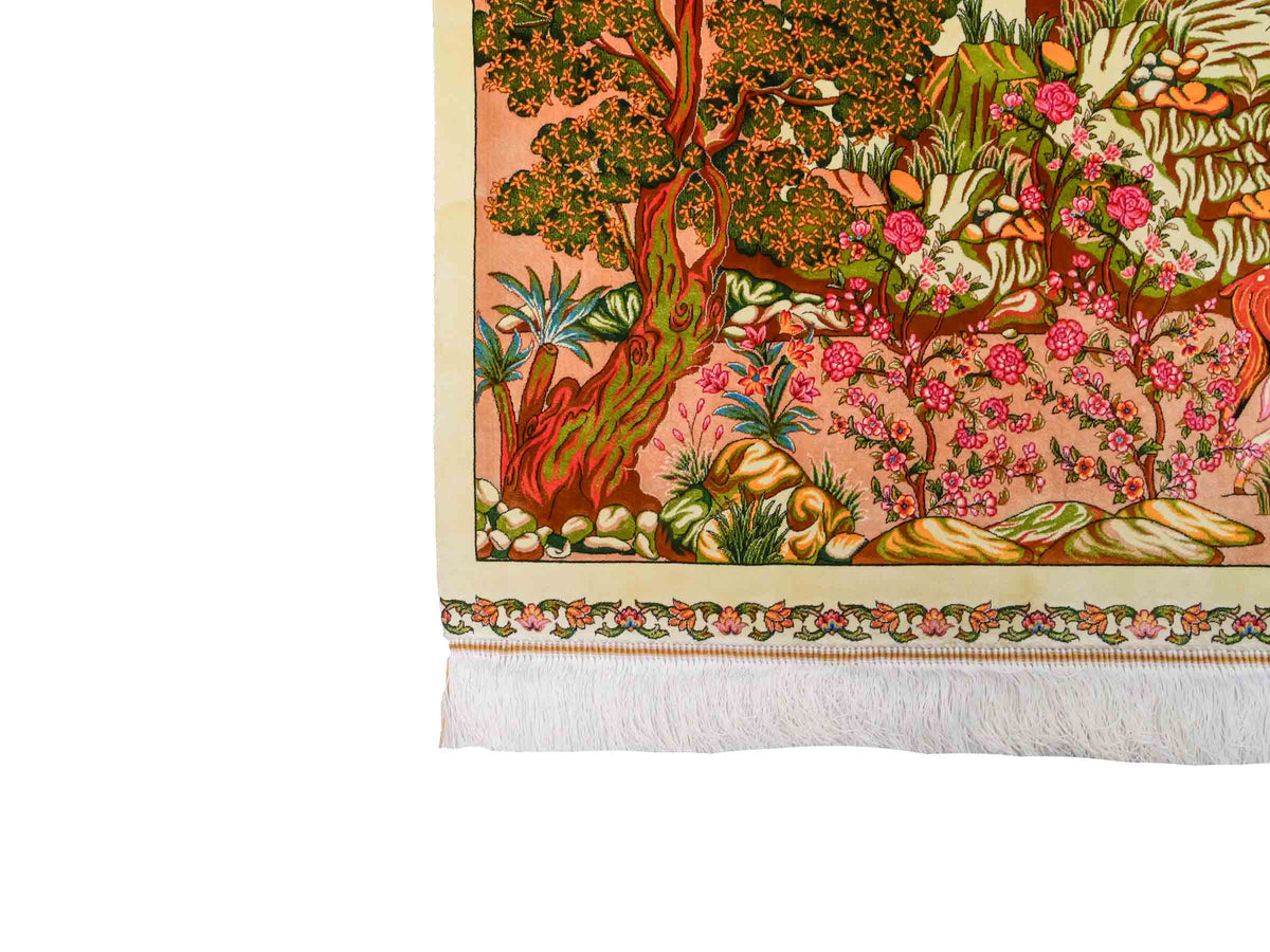 Ghom Maschinenteppich "Pahlevan" 290 x 200 cm, mit Jagdmotiv / Paradies Garten Eden, aus pflanzlicher Seide (Viskose), Cremeweiß/Beige. Teppichnummer: V66CB580H. Persian Luxury Collection by Khademi. Made in Iran / Persia – Seller: JUPITER Intl.