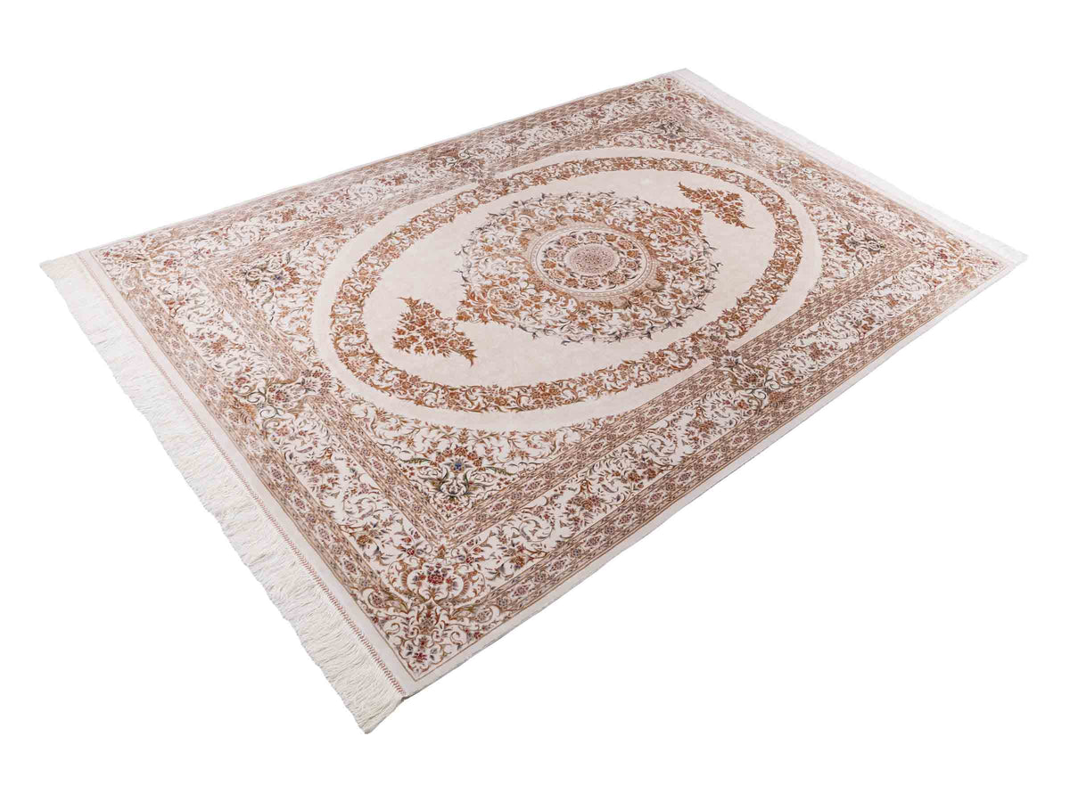 Ghom Maschinenteppich "Pari" 225 x 150 cm, mit Medaillon, aus pflanzlicher Seide (Viskose), Cremeweiß/Gold. Teppichnummer: V68CR338H. Persian Luxury Collection by Khademi. Made in Iran / Persia – Vertrieb durch JUPITER Intl.