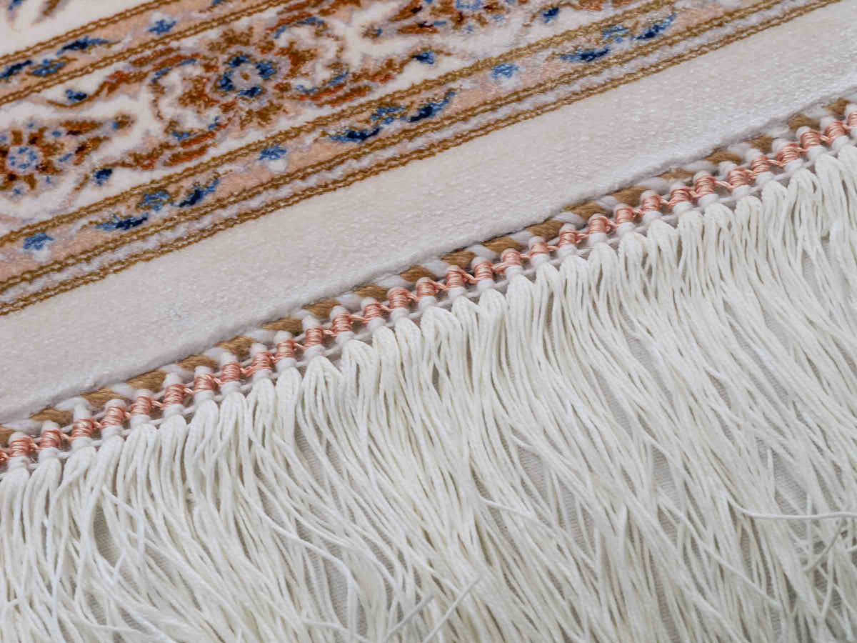 Ghom Maschinenteppich "Pari" 225 x 150 cm, mit Medaillon, aus pflanzlicher Seide (Viskose), Cremeweiß/Gold. Teppichnummer: V68CR338H. Persian Luxury Collection by Khademi. Made in Iran / Persia – Vertrieb durch JUPITER Intl.