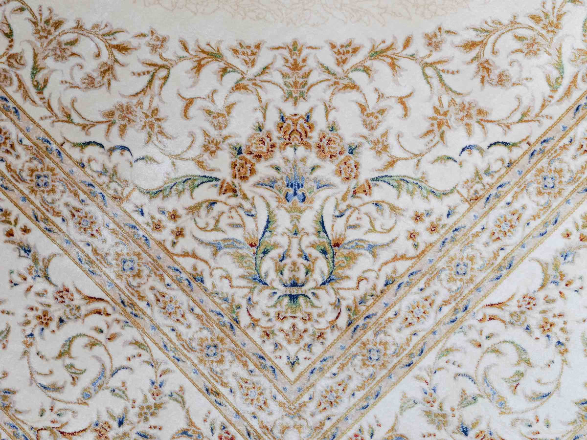 Ghom Maschinenteppich "Pari" 225 x 150 cm, mit Medaillon, aus pflanzlicher Seide (Viskose), Cremeweiß/Gold. Teppichnummer: V68CR338H. Persian Luxury Collection by Khademi. Made in Iran / Persia – Vertrieb durch JUPITER Intl.