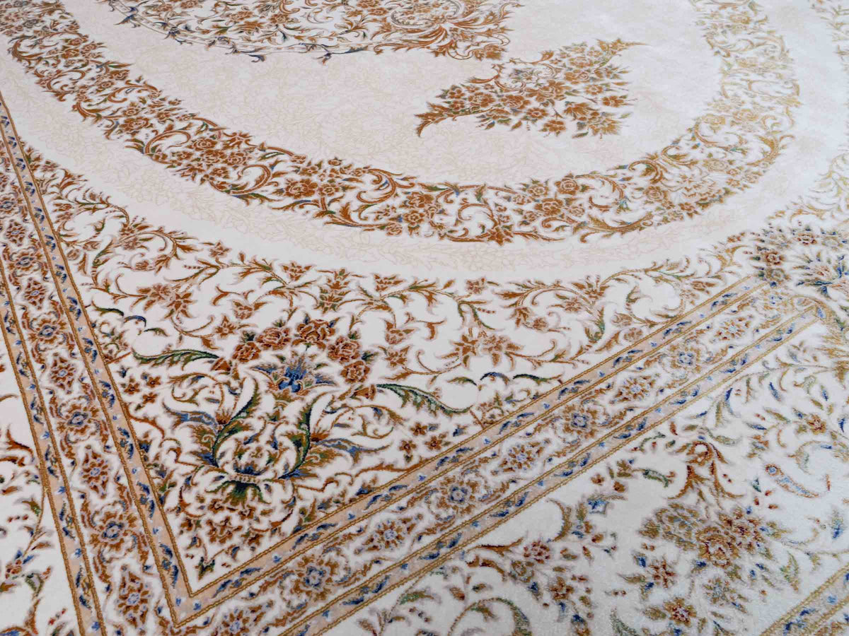 Ghom Maschinenteppich "Pari" 225 x 150 cm, mit Medaillon, aus pflanzlicher Seide (Viskose), Cremeweiß/Gold. Teppichnummer: V68CR338H. Persian Luxury Collection by Khademi. Made in Iran / Persia – Vertrieb durch JUPITER Intl.
