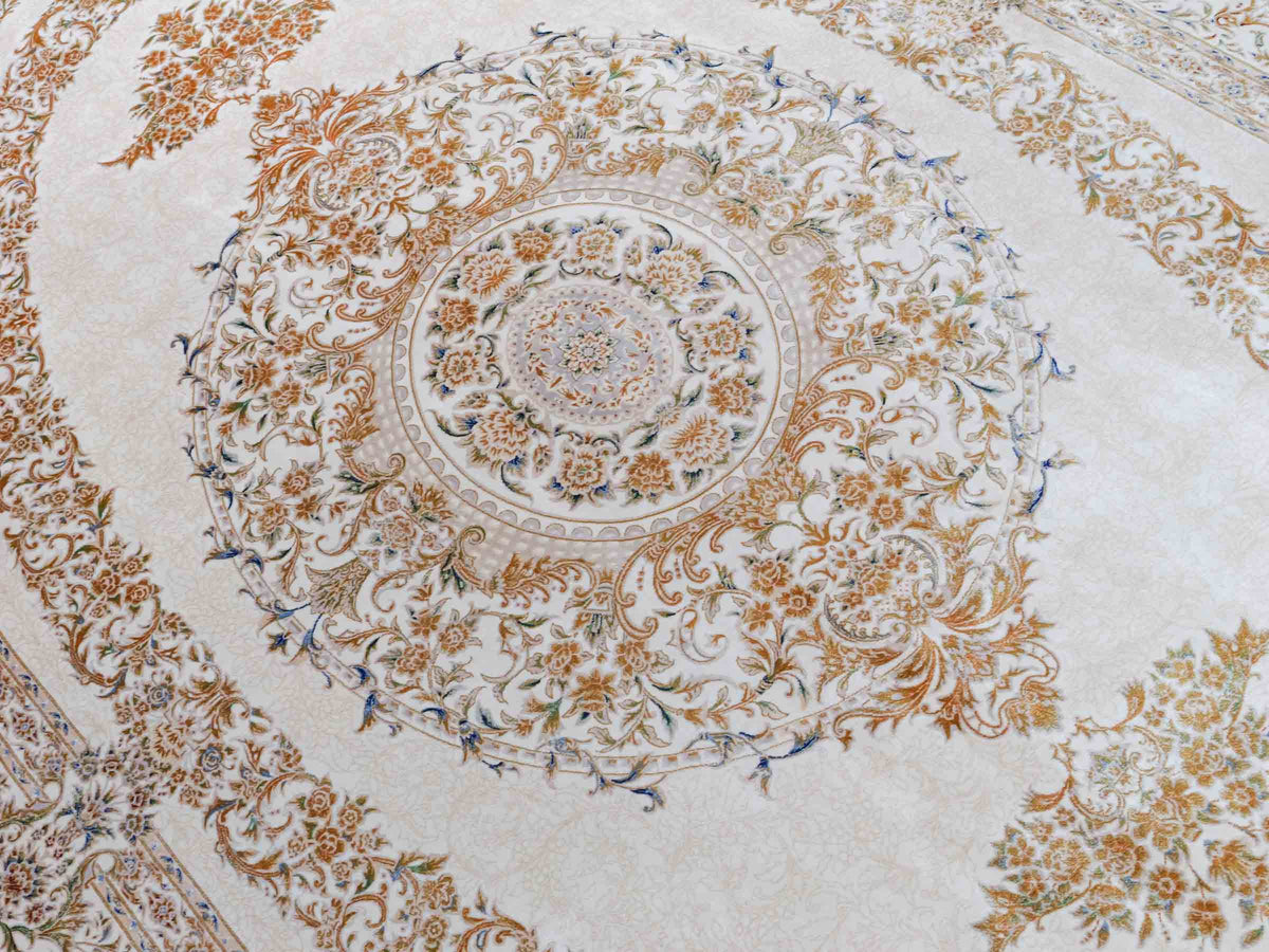Ghom Maschinenteppich "Pari" 225 x 150 cm, mit Medaillon, aus pflanzlicher Seide (Viskose), Cremeweiß/Gold. Teppichnummer: V68CR338H. Persian Luxury Collection by Khademi. Made in Iran / Persia – Vertrieb durch JUPITER Intl.
