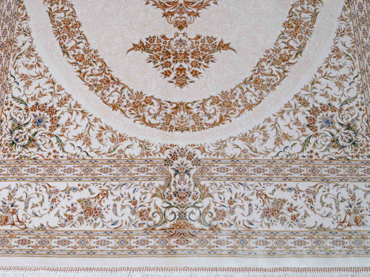 Ghom Maschinenteppich "Pari" 225 x 150 cm, mit Medaillon, aus pflanzlicher Seide (Viskose), Cremeweiß/Gold. Teppichnummer: V68CR338H. Persian Luxury Collection by Khademi. Made in Iran / Persia – Vertrieb durch JUPITER Intl.