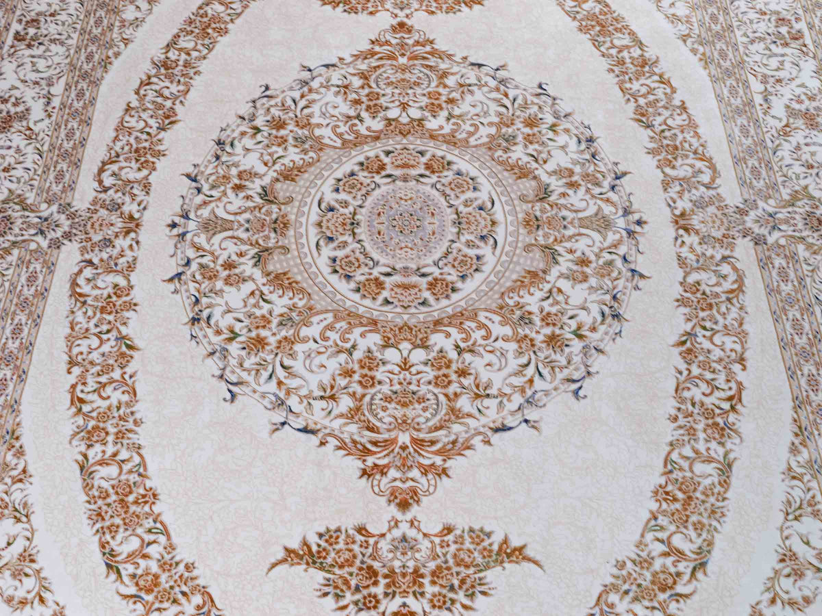 Ghom Maschinenteppich "Pari" 225 x 150 cm, mit Medaillon, aus pflanzlicher Seide (Viskose), Cremeweiß/Gold. Teppichnummer: V68CR338H. Persian Luxury Collection by Khademi. Made in Iran / Persia – Vertrieb durch JUPITER Intl.