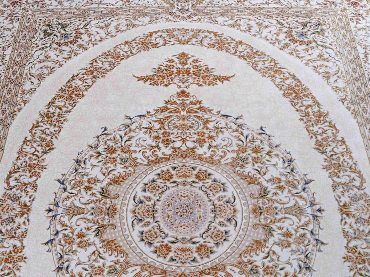 Ghom Maschinenteppich "Pari" 225 x 150 cm, mit Medaillon, aus pflanzlicher Seide (Viskose), Cremeweiß/Gold. Teppichnummer: V68CR338H. Persian Luxury Collection by Khademi. Made in Iran / Persia – Vertrieb durch JUPITER Intl.