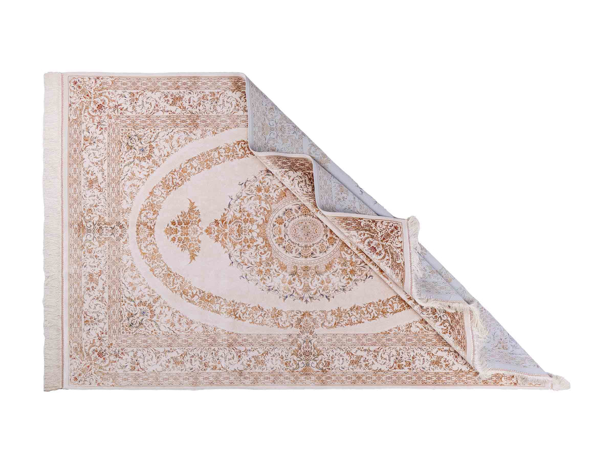 Ghom Maschinenteppich "Pari" 225 x 150 cm, mit Medaillon, aus pflanzlicher Seide (Viskose), Cremeweiß/Gold. Teppichnummer: V68CR338H. Persian Luxury Collection by Khademi. Made in Iran / Persia – Vertrieb durch JUPITER Intl.