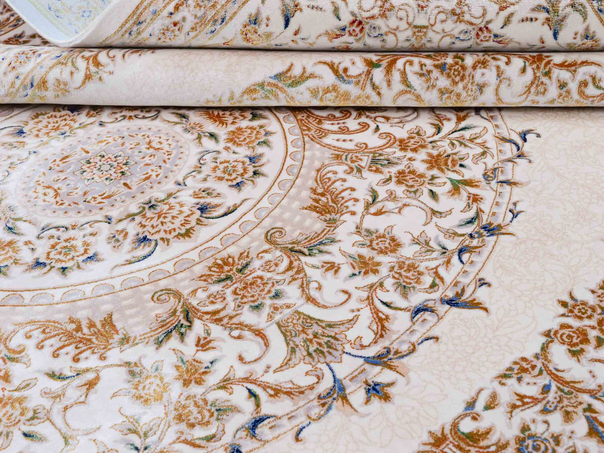Ghom Maschinenteppich "Pari" 225 x 150 cm, mit Medaillon, aus pflanzlicher Seide (Viskose), Cremeweiß/Gold. Teppichnummer: V68CR338H. Persian Luxury Collection by Khademi. Made in Iran / Persia – Vertrieb durch JUPITER Intl.