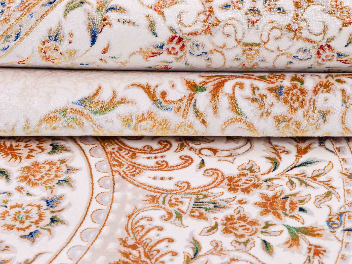 Ghom Maschinenteppich "Pari" 225 x 150 cm, mit Medaillon, aus pflanzlicher Seide (Viskose), Cremeweiß/Gold. Teppichnummer: V68CR338H. Persian Luxury Collection by Khademi. Made in Iran / Persia – Vertrieb durch JUPITER Intl.