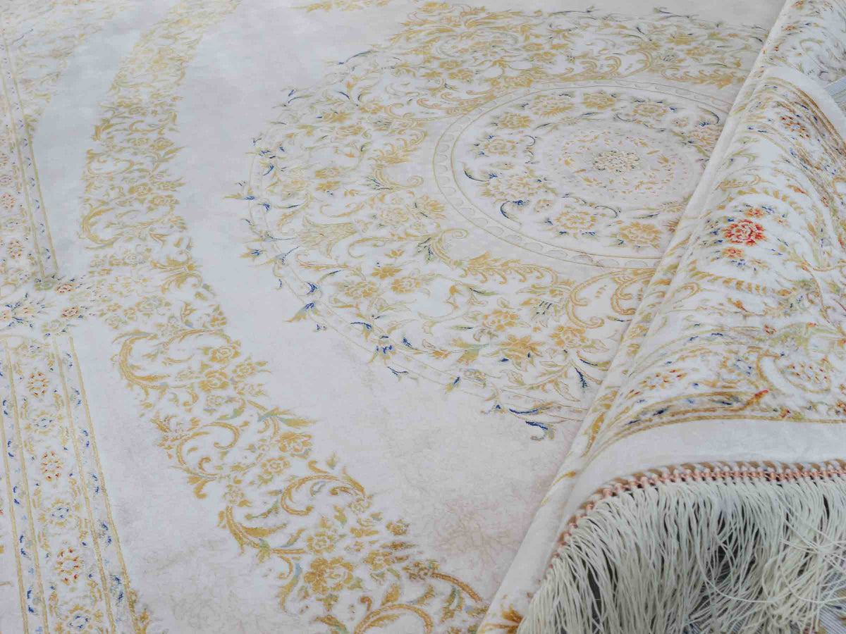 Ghom Maschinenteppich "Pari" 225 x 150 cm, mit Medaillon, aus pflanzlicher Seide (Viskose), Cremeweiß/Gold. Teppichnummer: V68CR338H. Persian Luxury Collection by Khademi. Made in Iran / Persia – Vertrieb durch JUPITER Intl.