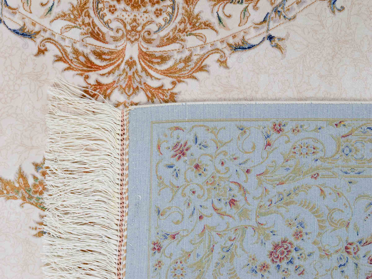 Ghom Maschinenteppich "Pari" 225 x 150 cm, mit Medaillon, aus pflanzlicher Seide (Viskose), Cremeweiß/Gold. Teppichnummer: V68CR338H. Persian Luxury Collection by Khademi. Made in Iran / Persia – Vertrieb durch JUPITER Intl.