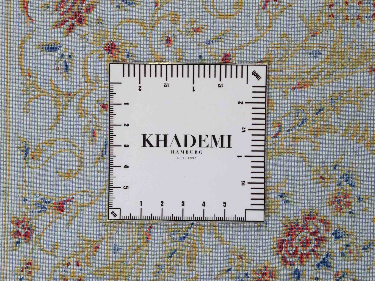 Ghom Maschinenteppich "Pari" 225 x 150 cm, mit Medaillon, aus pflanzlicher Seide (Viskose), Cremeweiß/Gold. Teppichnummer: V68CR338H. Persian Luxury Collection by Khademi. Made in Iran / Persia – Vertrieb durch JUPITER Intl.