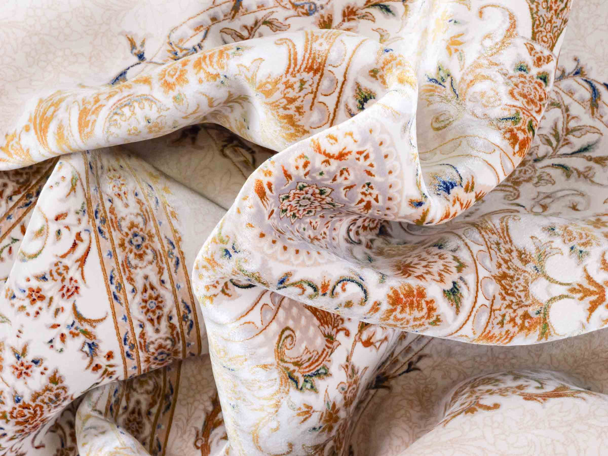 Ghom Maschinenteppich "Pari" 225 x 150 cm, mit Medaillon, aus pflanzlicher Seide (Viskose), Cremeweiß/Gold. Teppichnummer: V68CR338H. Persian Luxury Collection by Khademi. Made in Iran / Persia – Vertrieb durch JUPITER Intl.