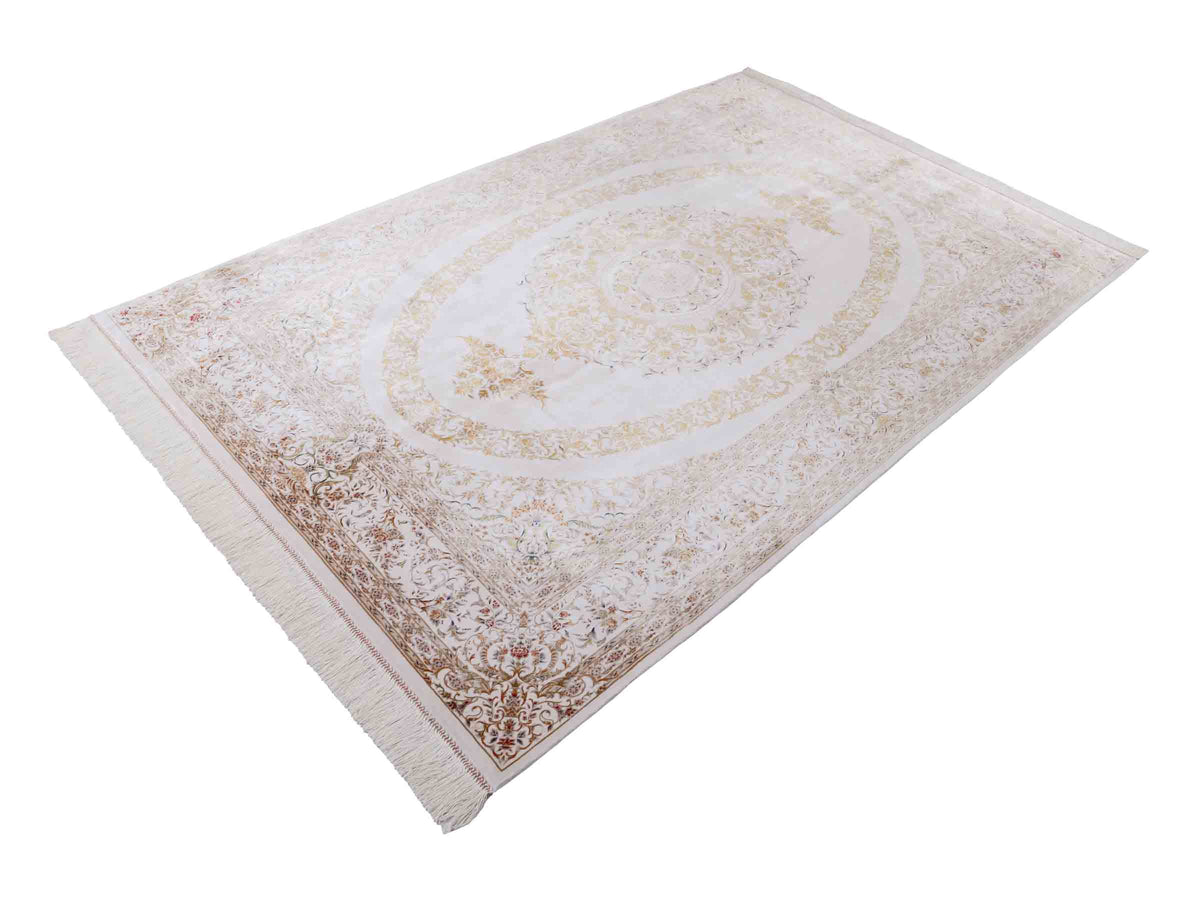 Ghom Maschinenteppich "Pari" 225 x 150 cm, mit Medaillon, aus pflanzlicher Seide (Viskose), Cremeweiß/Gold. Teppichnummer: V68CR338H. Persian Luxury Collection by Khademi. Made in Iran / Persia – Vertrieb durch JUPITER Intl.