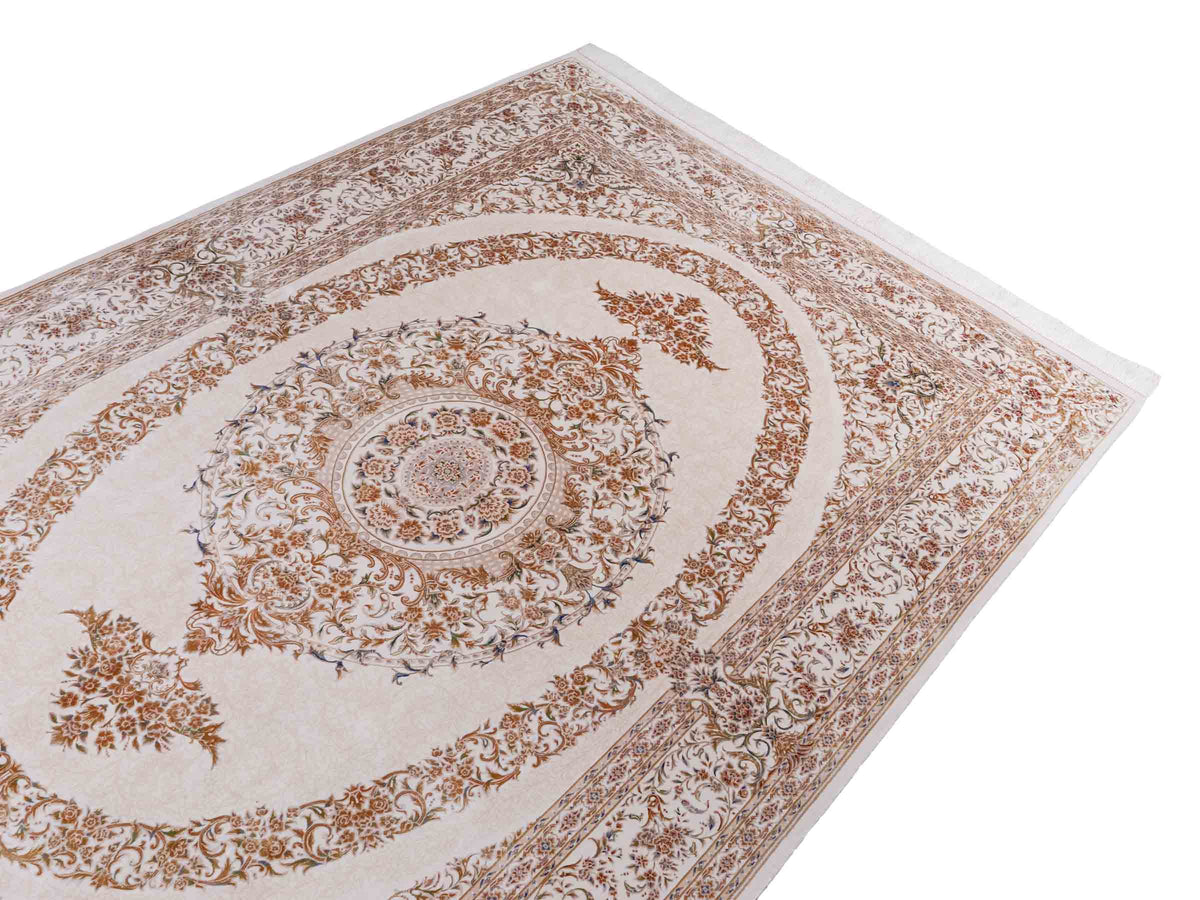 Ghom Maschinenteppich "Pari" 225 x 150 cm, mit Medaillon, aus pflanzlicher Seide (Viskose), Cremeweiß/Gold. Teppichnummer: V68CR338H. Persian Luxury Collection by Khademi. Made in Iran / Persia – Vertrieb durch JUPITER Intl.