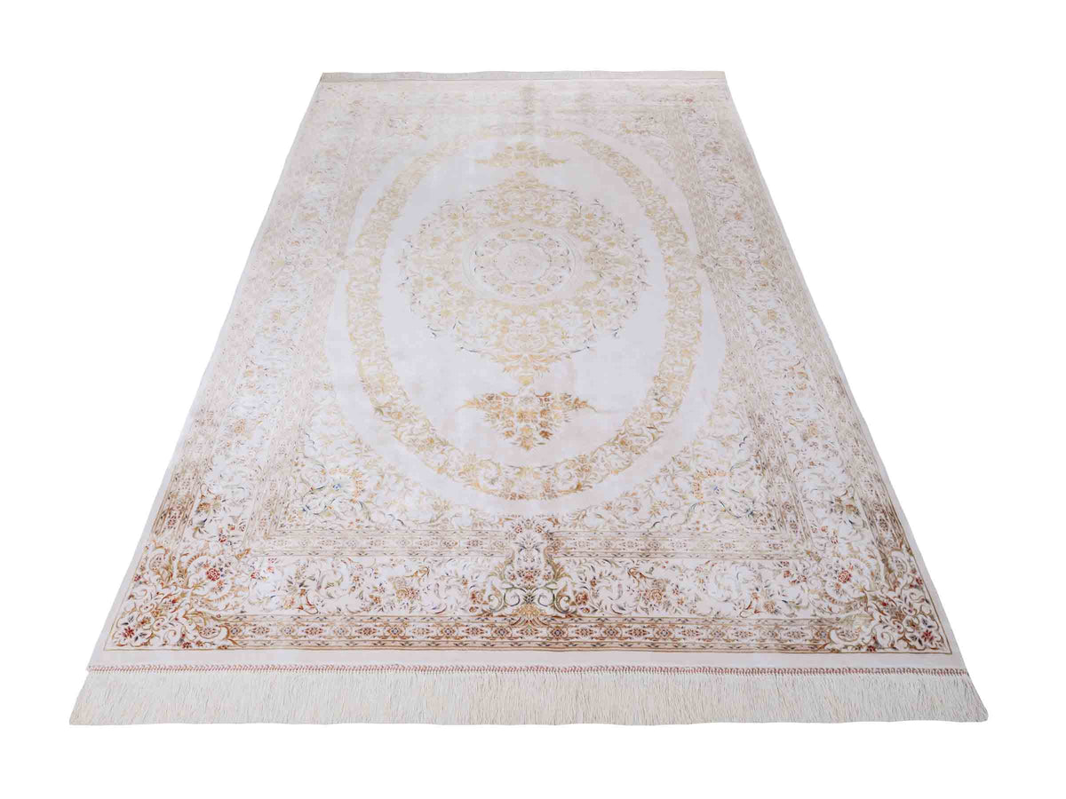 Ghom Maschinenteppich "Pari" 225 x 150 cm, mit Medaillon, aus pflanzlicher Seide (Viskose), Cremeweiß/Gold. Teppichnummer: V68CR338H. Persian Luxury Collection by Khademi. Made in Iran / Persia – Vertrieb durch JUPITER Intl.