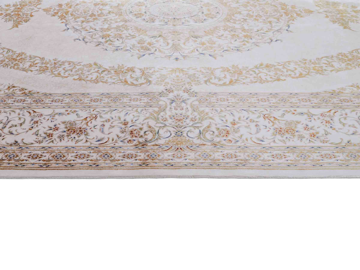 Ghom Maschinenteppich "Pari" 225 x 150 cm, mit Medaillon, aus pflanzlicher Seide (Viskose), Cremeweiß/Gold. Teppichnummer: V68CR338H. Persian Luxury Collection by Khademi. Made in Iran / Persia – Vertrieb durch JUPITER Intl.
