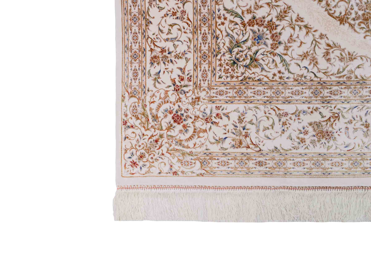 Ghom Maschinenteppich "Pari" 225 x 150 cm, mit Medaillon, aus pflanzlicher Seide (Viskose), Cremeweiß/Gold. Teppichnummer: V68CR338H. Persian Luxury Collection by Khademi. Made in Iran / Persia – Vertrieb durch JUPITER Intl.