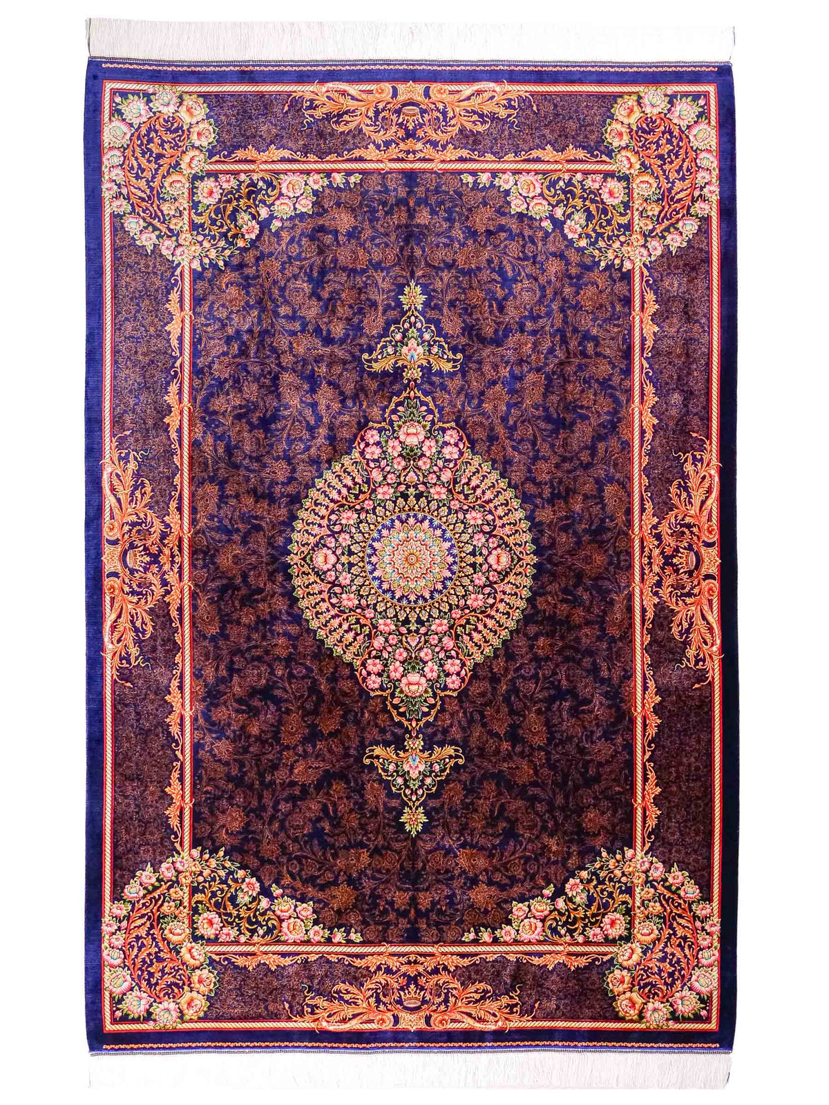 Ghom Maschinenteppich "Piruz" 225 x 150 cm, mit Medaillon, aus pflanzlicher Seide (Viskose), Marineblau/Orange/Gold. Teppichnummer: V69NY338H. Persian Luxury Collection by Khademi. Made in Iran / Persia – Vertrieb durch JUPITER Intl.