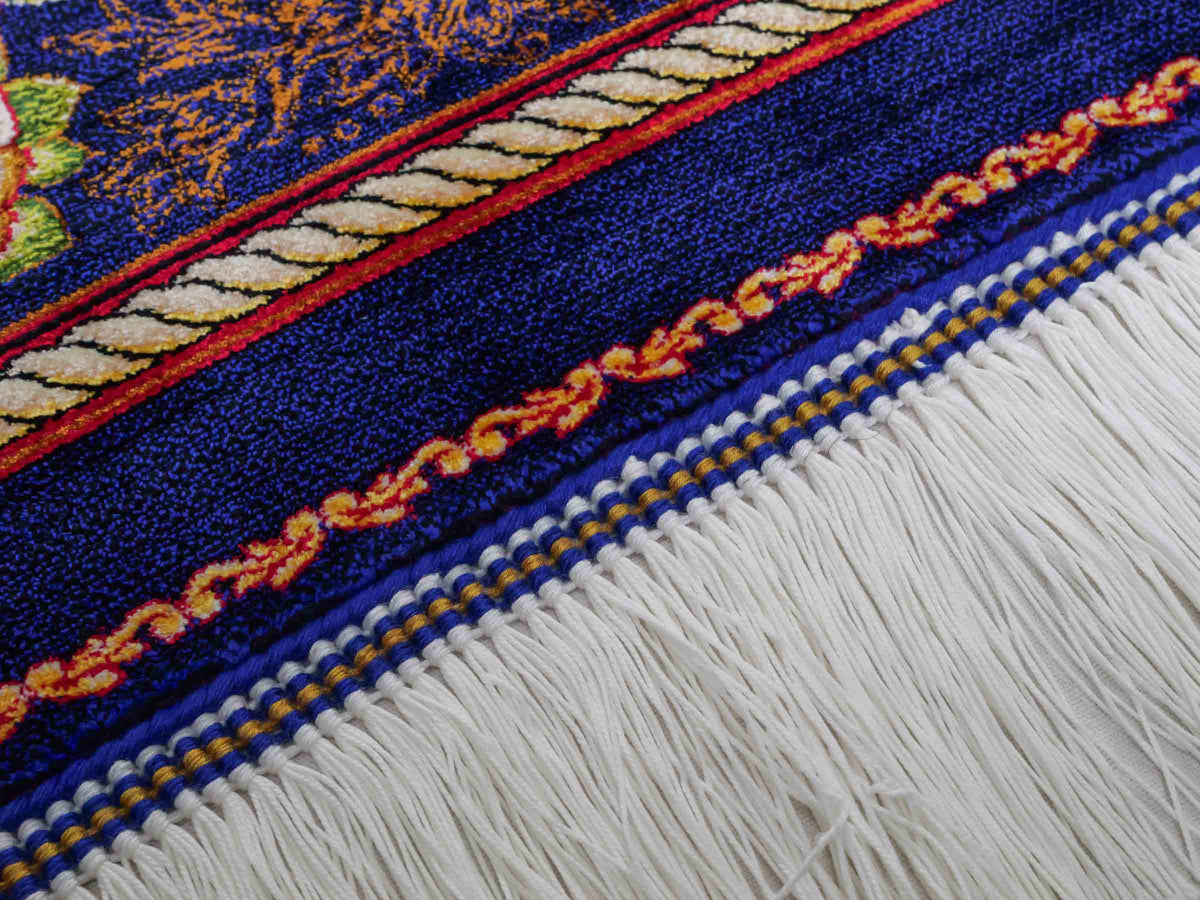 Ghom Maschinenteppich "Piruz" 225 x 150 cm, mit Medaillon, aus pflanzlicher Seide (Viskose), Marineblau/Orange/Gold. Teppichnummer: V69NY338H. Persian Luxury Collection by Khademi. Made in Iran / Persia – Vertrieb durch JUPITER Intl.