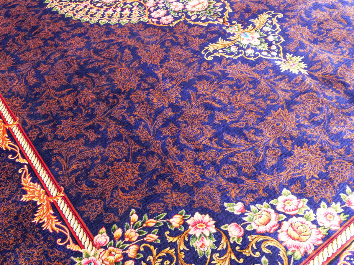Ghom Maschinenteppich "Piruz" 225 x 150 cm, mit Medaillon, aus pflanzlicher Seide (Viskose), Marineblau/Orange/Gold. Teppichnummer: V69NY338H. Persian Luxury Collection by Khademi. Made in Iran / Persia – Vertrieb durch JUPITER Intl.