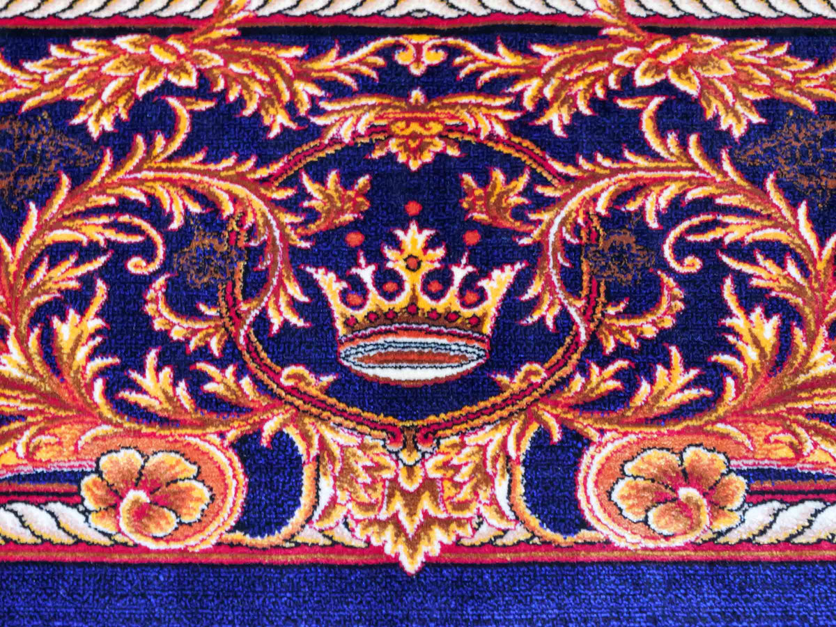 Ghom Maschinenteppich "Piruz" 225 x 150 cm, mit Medaillon, aus pflanzlicher Seide (Viskose), Marineblau/Orange/Gold. Teppichnummer: V69NY338H. Persian Luxury Collection by Khademi. Made in Iran / Persia – Vertrieb durch JUPITER Intl.