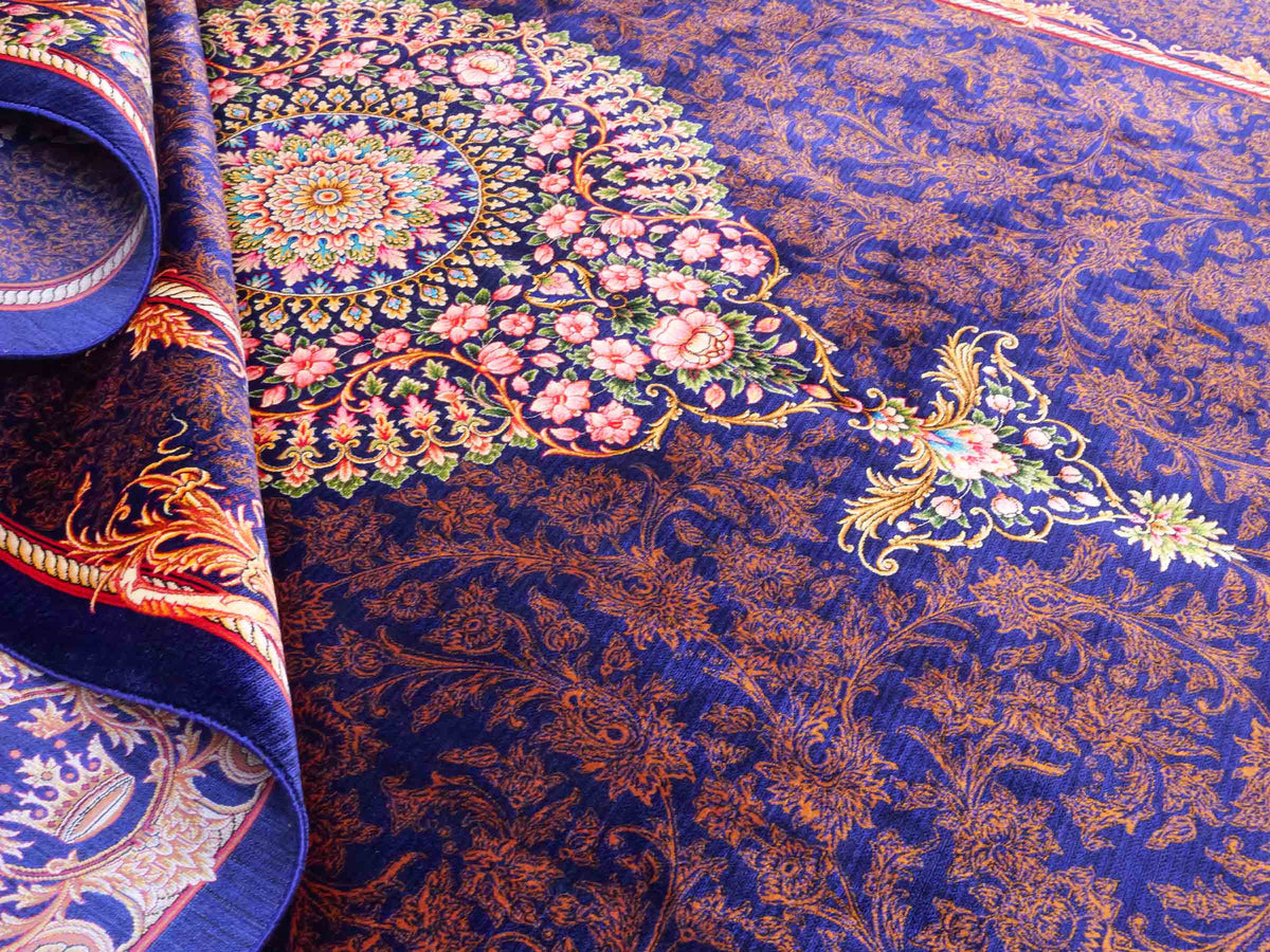 Ghom Maschinenteppich "Piruz" 225 x 150 cm, mit Medaillon, aus pflanzlicher Seide (Viskose), Marineblau/Orange/Gold. Teppichnummer: V69NY338H. Persian Luxury Collection by Khademi. Made in Iran / Persia – Vertrieb durch JUPITER Intl.