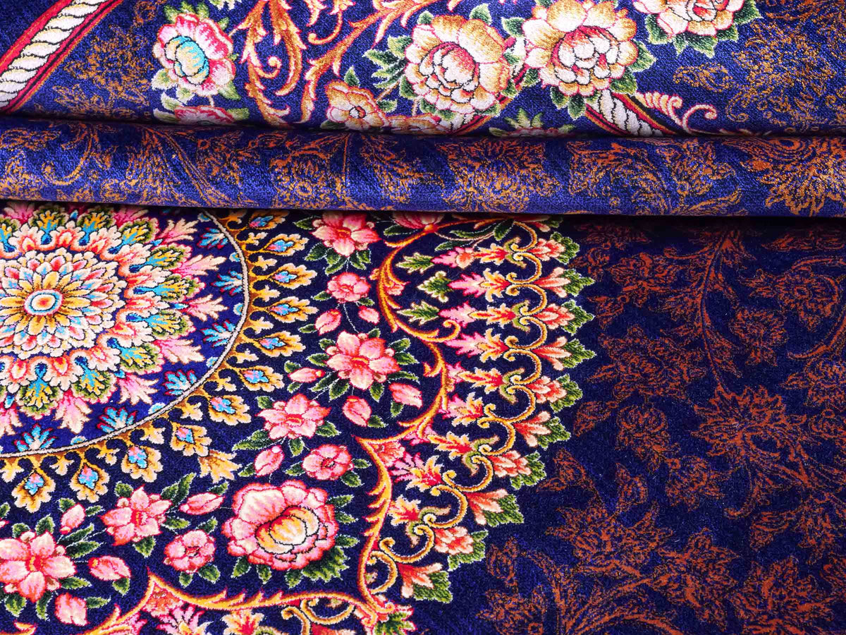 Ghom Maschinenteppich "Piruz" 225 x 150 cm, mit Medaillon, aus pflanzlicher Seide (Viskose), Marineblau/Orange/Gold. Teppichnummer: V69NY338H. Persian Luxury Collection by Khademi. Made in Iran / Persia – Vertrieb durch JUPITER Intl.