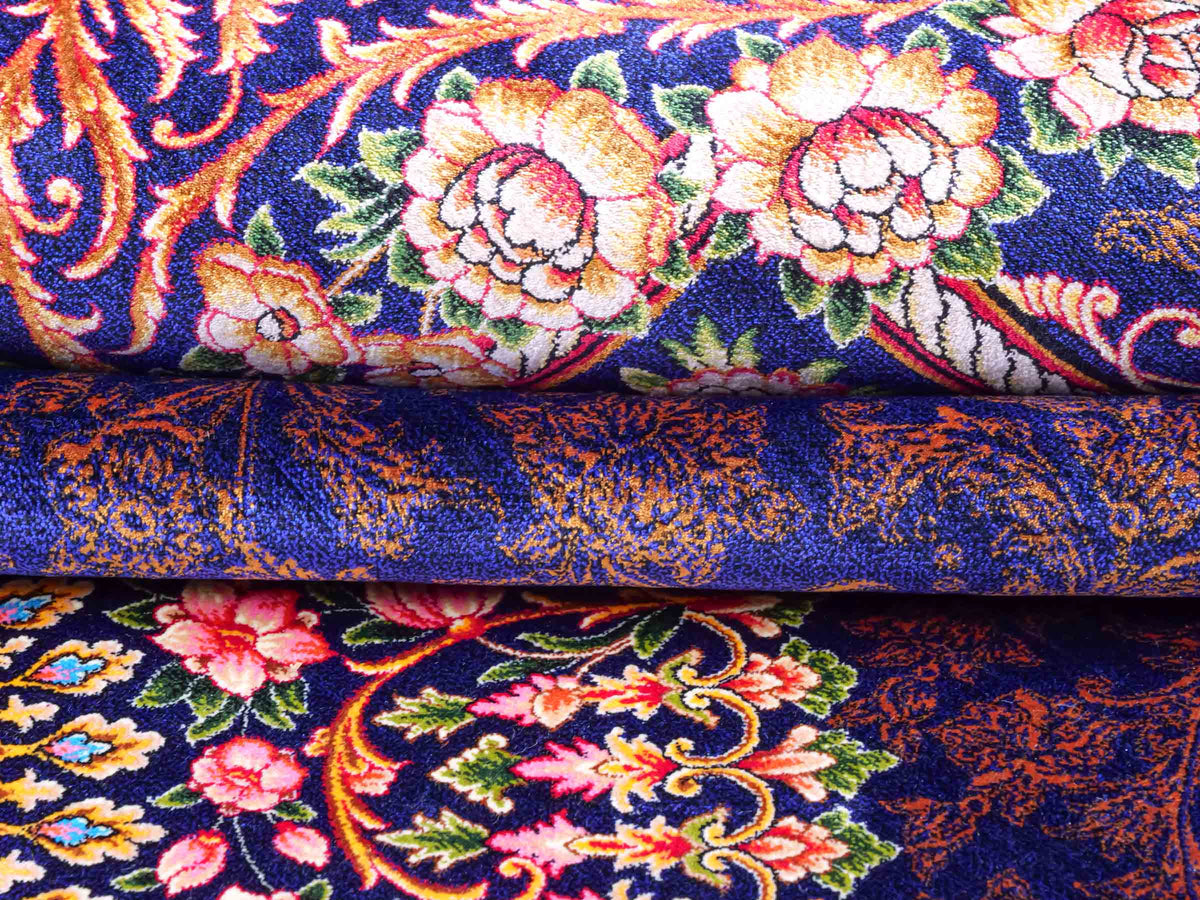 Ghom Maschinenteppich "Piruz" 225 x 150 cm, mit Medaillon, aus pflanzlicher Seide (Viskose), Marineblau/Orange/Gold. Teppichnummer: V69NY338H. Persian Luxury Collection by Khademi. Made in Iran / Persia – Vertrieb durch JUPITER Intl.