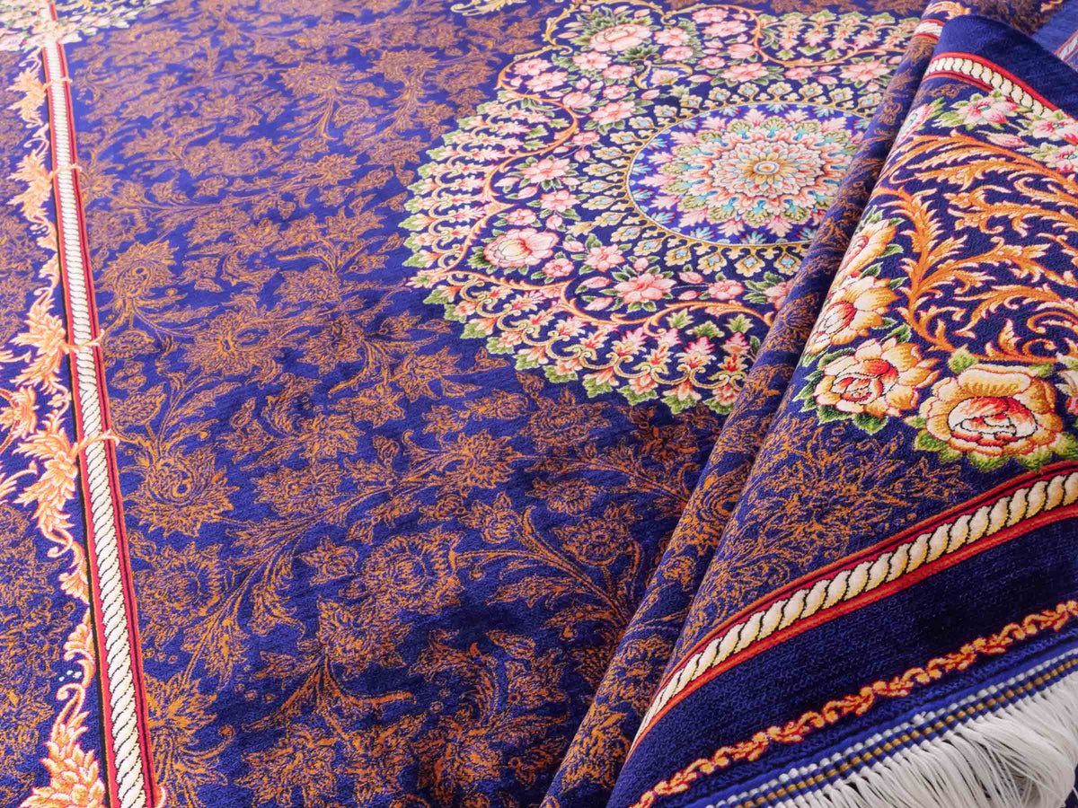 Ghom Maschinenteppich "Piruz" 225 x 150 cm, mit Medaillon, aus pflanzlicher Seide (Viskose), Marineblau/Orange/Gold. Teppichnummer: V69NY338H. Persian Luxury Collection by Khademi. Made in Iran / Persia – Vertrieb durch JUPITER Intl.
