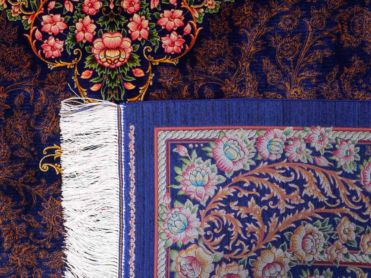 Ghom Maschinenteppich "Piruz" 225 x 150 cm, mit Medaillon, aus pflanzlicher Seide (Viskose), Marineblau/Orange/Gold. Teppichnummer: V69NY338H. Persian Luxury Collection by Khademi. Made in Iran / Persia – Vertrieb durch JUPITER Intl.
