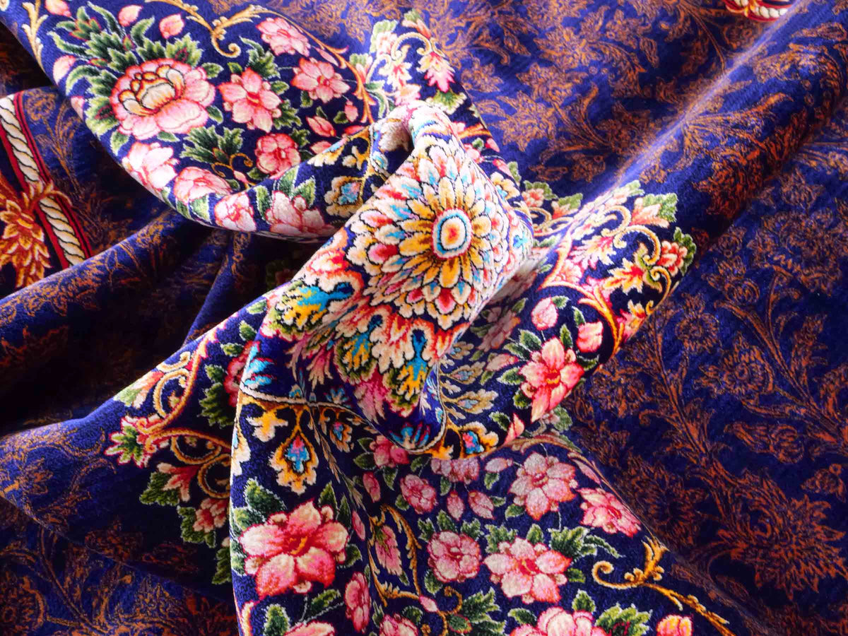 Ghom Maschinenteppich "Piruz" 225 x 150 cm, mit Medaillon, aus pflanzlicher Seide (Viskose), Marineblau/Orange/Gold. Teppichnummer: V69NY338H. Persian Luxury Collection by Khademi. Made in Iran / Persia – Vertrieb durch JUPITER Intl.
