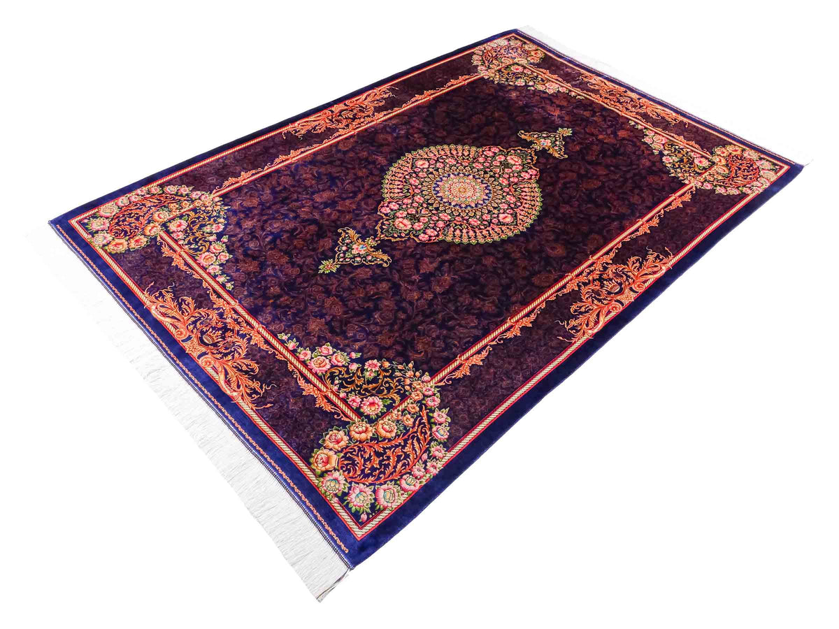 Ghom Maschinenteppich "Piruz" 225 x 150 cm, mit Medaillon, aus pflanzlicher Seide (Viskose), Marineblau/Orange/Gold. Teppichnummer: V69NY338H. Persian Luxury Collection by Khademi. Made in Iran / Persia – Vertrieb durch JUPITER Intl.