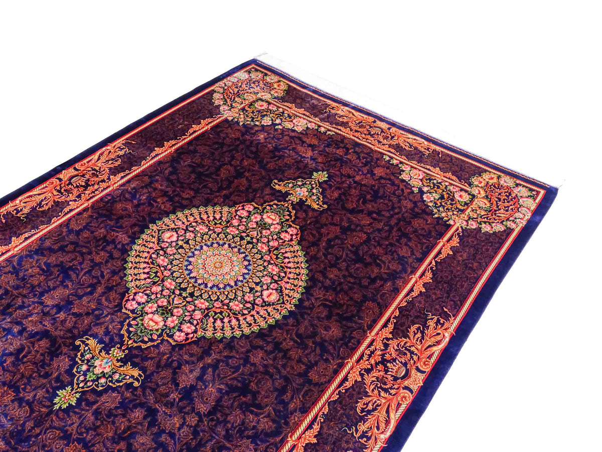 Ghom Maschinenteppich "Piruz" 225 x 150 cm, mit Medaillon, aus pflanzlicher Seide (Viskose), Marineblau/Orange/Gold. Teppichnummer: V69NY338H. Persian Luxury Collection by Khademi. Made in Iran / Persia – Vertrieb durch JUPITER Intl.
