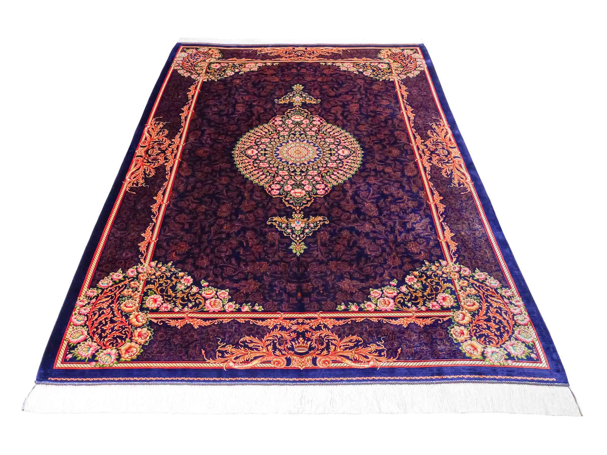 Ghom Maschinenteppich "Piruz" 225 x 150 cm, mit Medaillon, aus pflanzlicher Seide (Viskose), Marineblau/Orange/Gold. Teppichnummer: V69NY338H. Persian Luxury Collection by Khademi. Made in Iran / Persia – Vertrieb durch JUPITER Intl.
