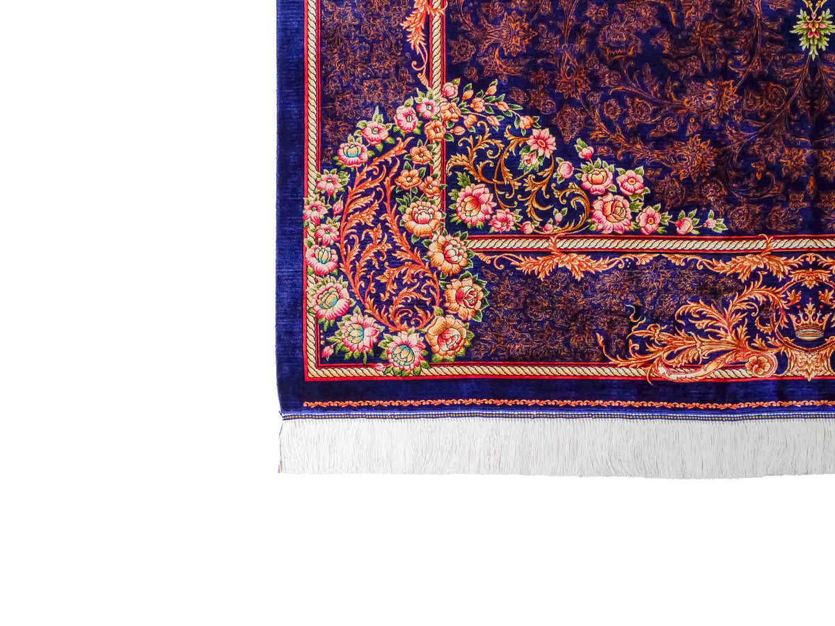 Ghom Maschinenteppich "Piruz" 225 x 150 cm, mit Medaillon, aus pflanzlicher Seide (Viskose), Marineblau/Orange/Gold. Teppichnummer: V69NY338H. Persian Luxury Collection by Khademi. Made in Iran / Persia – Vertrieb durch JUPITER Intl.