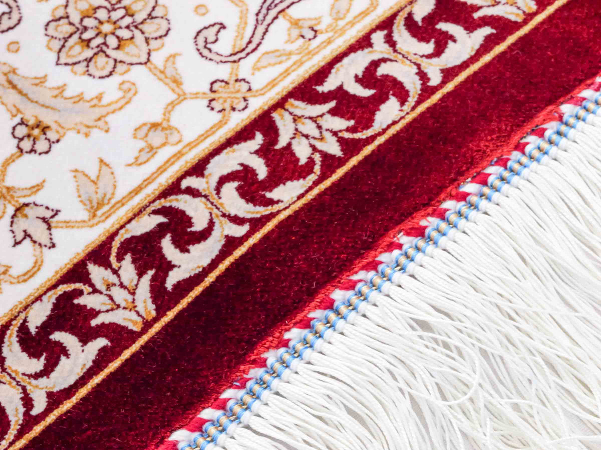 Ghom Maschinenteppich "Rakhsh" 180 x 120 cm, durchgemustert, aus pflanzlicher Seide (Viskose), Dunkelrot/Weiß. Teppichnummer: V71RD216H. Persian Luxury Collection by Khademi. Made in Iran / Persia – Vertrieb durch JUPITER Intl.