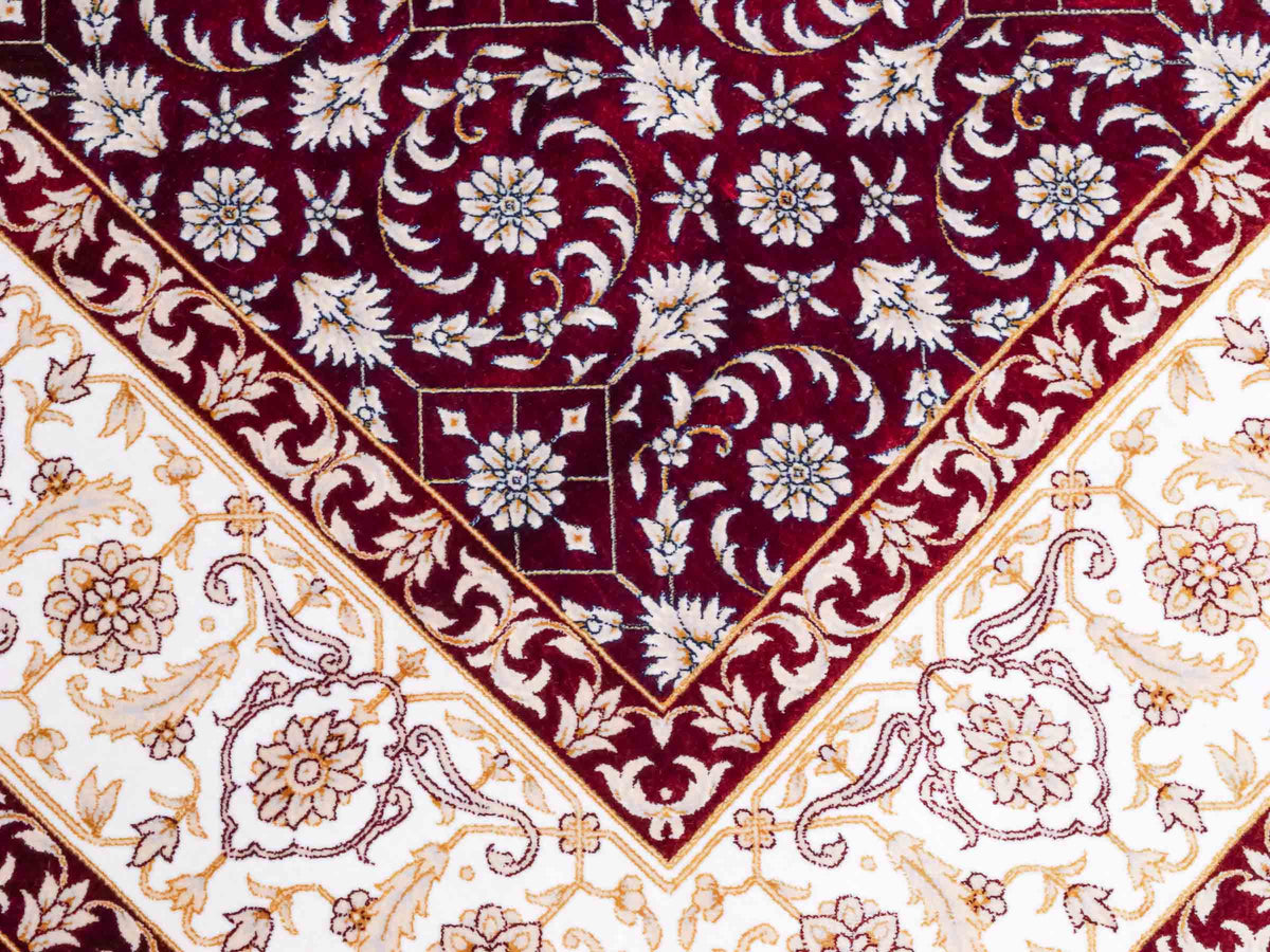 Ghom Maschinenteppich "Rakhsh" 180 x 120 cm, durchgemustert, aus pflanzlicher Seide (Viskose), Dunkelrot/Weiß. Teppichnummer: V71RD216H. Persian Luxury Collection by Khademi. Made in Iran / Persia – Vertrieb durch JUPITER Intl.