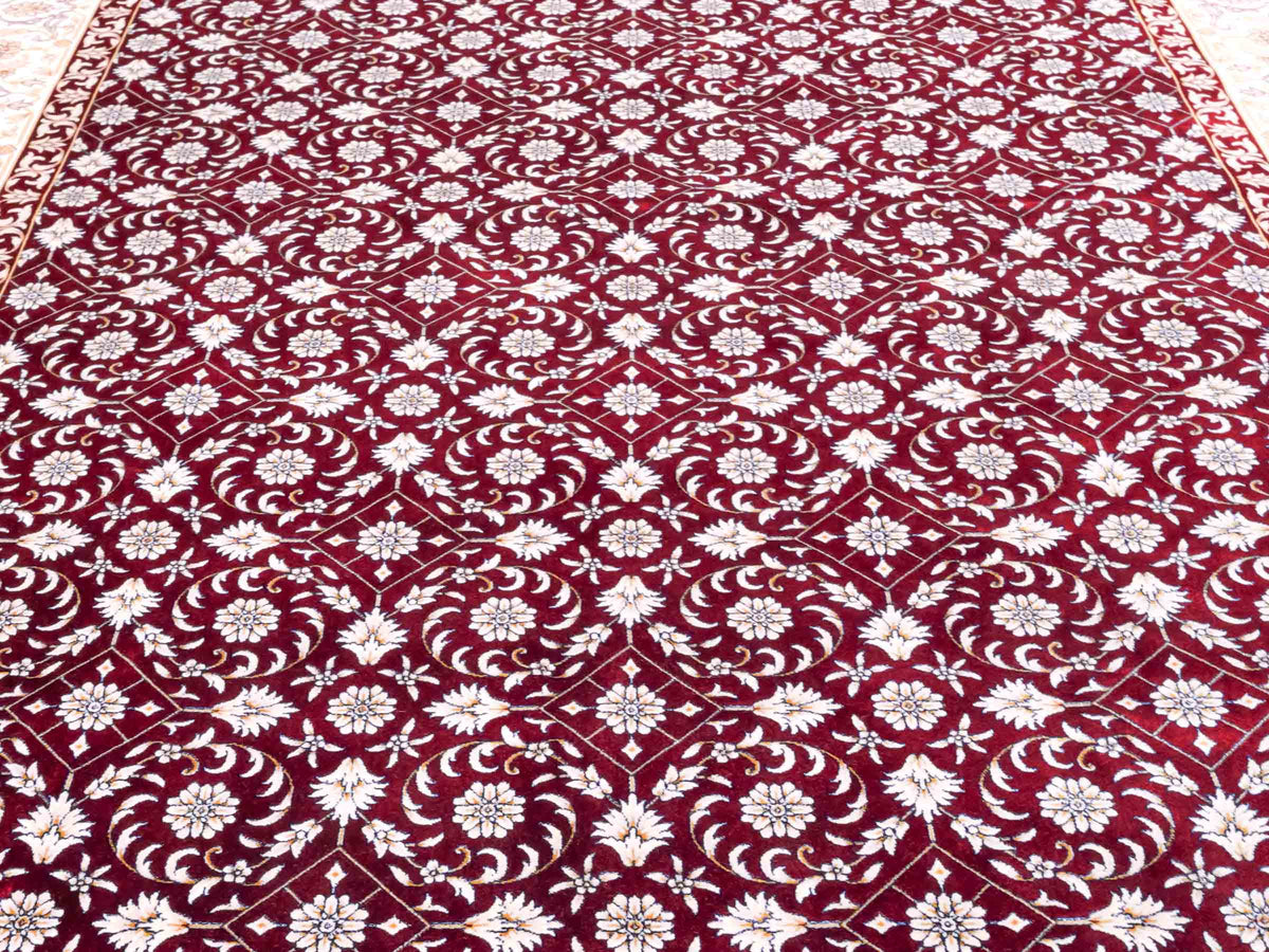 Ghom Maschinenteppich "Rakhsh" 180 x 120 cm, durchgemustert, aus pflanzlicher Seide (Viskose), Dunkelrot/Weiß. Teppichnummer: V71RD216H. Persian Luxury Collection by Khademi. Made in Iran / Persia – Vertrieb durch JUPITER Intl.