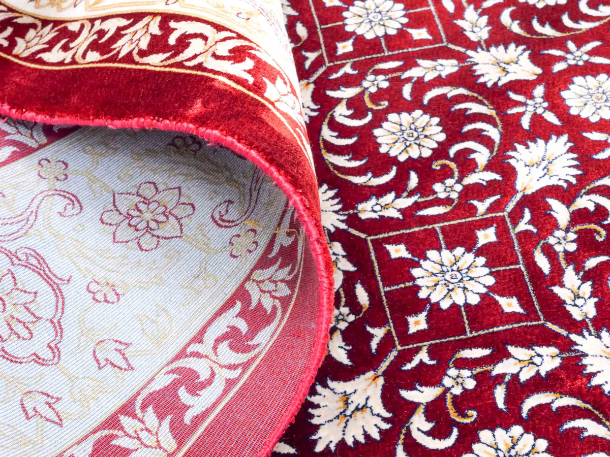 Ghom Maschinenteppich "Rakhsh" 180 x 120 cm, durchgemustert, aus pflanzlicher Seide (Viskose), Dunkelrot/Weiß. Teppichnummer: V71RD216H. Persian Luxury Collection by Khademi. Made in Iran / Persia – Vertrieb durch JUPITER Intl.