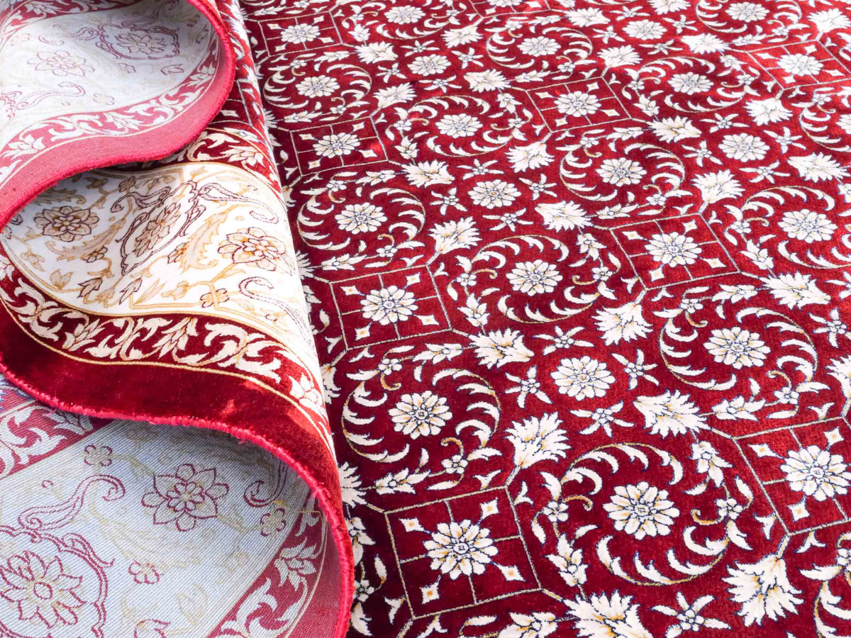 Ghom Maschinenteppich "Rakhsh" 180 x 120 cm, durchgemustert, aus pflanzlicher Seide (Viskose), Dunkelrot/Weiß. Teppichnummer: V71RD216H. Persian Luxury Collection by Khademi. Made in Iran / Persia – Vertrieb durch JUPITER Intl.