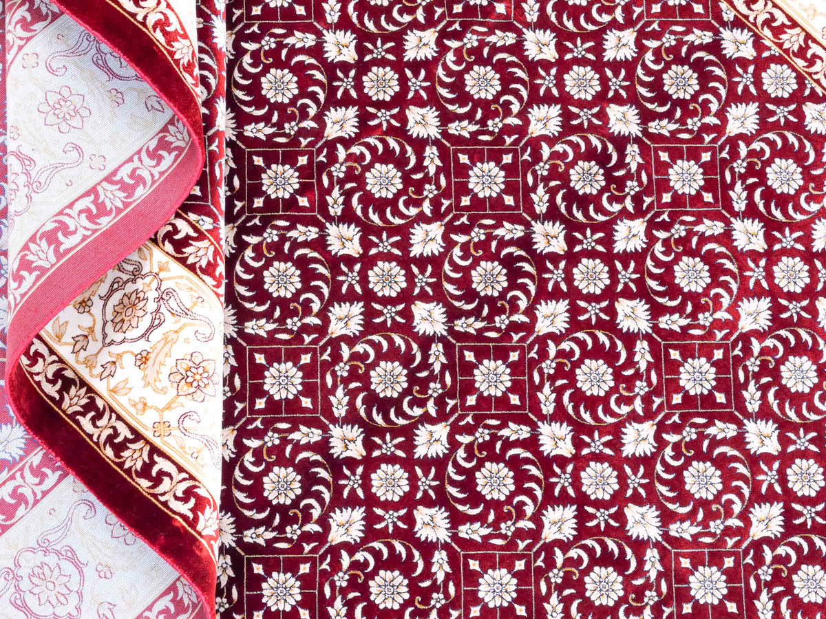 Ghom Maschinenteppich "Rakhsh" 180 x 120 cm, durchgemustert, aus pflanzlicher Seide (Viskose), Dunkelrot/Weiß. Teppichnummer: V71RD216H. Persian Luxury Collection by Khademi. Made in Iran / Persia – Vertrieb durch JUPITER Intl.