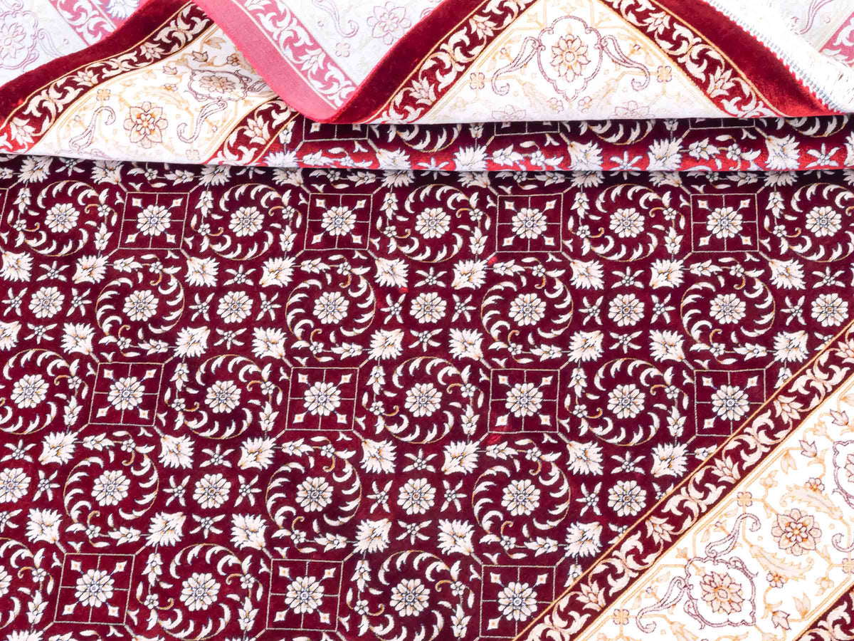 Ghom Maschinenteppich "Rakhsh" 180 x 120 cm, durchgemustert, aus pflanzlicher Seide (Viskose), Dunkelrot/Weiß. Teppichnummer: V71RD216H. Persian Luxury Collection by Khademi. Made in Iran / Persia – Vertrieb durch JUPITER Intl.