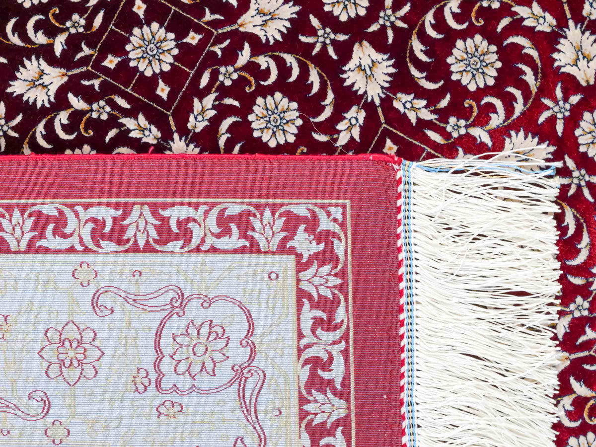 Ghom Maschinenteppich "Rakhsh" 180 x 120 cm, durchgemustert, aus pflanzlicher Seide (Viskose), Dunkelrot/Weiß. Teppichnummer: V71RD216H. Persian Luxury Collection by Khademi. Made in Iran / Persia – Vertrieb durch JUPITER Intl.