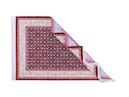 Ghom Maschinenteppich "Rakhsh" 180 x 120 cm, durchgemustert, aus pflanzlicher Seide (Viskose), Dunkelrot/Weiß. Teppichnummer: V71RD216H. Persian Luxury Collection by Khademi. Made in Iran / Persia – Vertrieb durch JUPITER Intl.